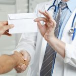 chirurg din sibiu prins in flagrant cand lua spaga sa opereze o femeie 69836a17a1f82