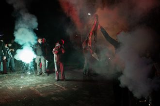 ciocniri la milano in timpul jocurilor olimpice protestatari au aruncat petarde politia a folosit gaze lacrimogene 69878cc9c6d47