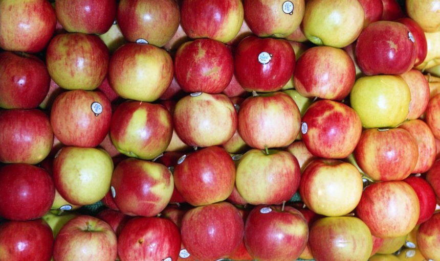 cocktail de pesticide 80 dintre merele din spania contin multiple reziduuri toxice 699bf5fb2fea7