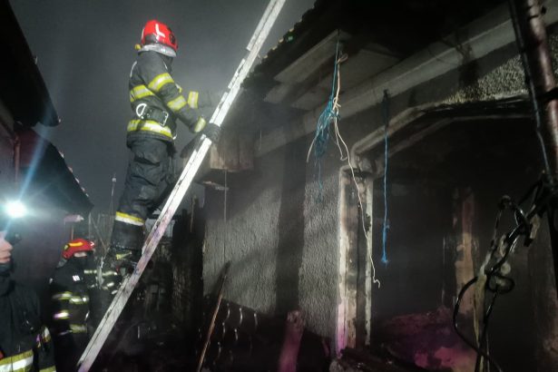doi morti intr un incendiu izbucnit la o casa din judetul bacau 698d7fa628038