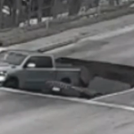 doua masini inghitite de pamant in timp ce asteptau la semafor momentul inregistrat de camerele de trafic 699ff6b927292