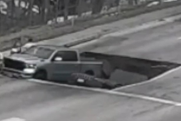 doua masini inghitite de pamant in timp ce asteptau la semafor momentul inregistrat de camerele de trafic 699ff6b927292