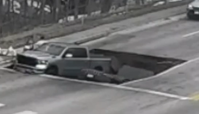 doua masini inghitite de pamant in timp ce asteptau la semafor momentul inregistrat de camerele de trafic 699ff6b927292