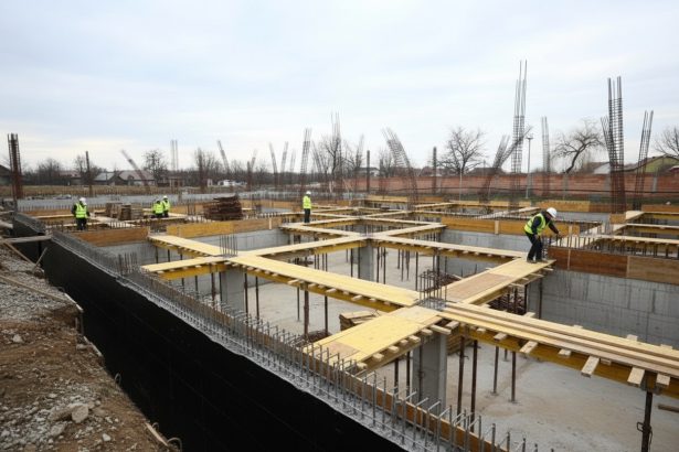 edited alexandru rogobete a vizitat o unitate pentru recuperare medicala din timis 699092fe2ddba