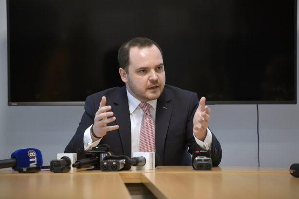 edited alexandru rogobete dupa cazul medicului care opera la privat in timpul programului de la stat nu functioneaza doar cu vorba buna voi declansa un control national extins 6999fcab6a311