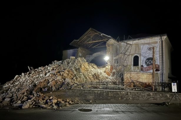 edited ancheta pe santierul unde s a prabusit turnul bisericii reformate din orasul cehu silvaniei o politista a fost ranita 6982e71434943