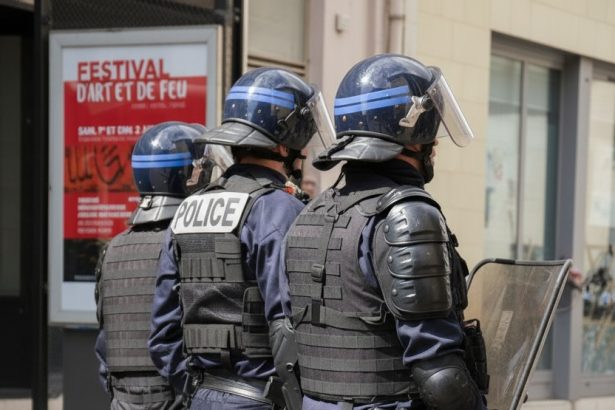 edited aproximativ 50 de persoane cu gluga au patrulat si au facut salut nazist pe un bulevard din paris 699428fcbbece