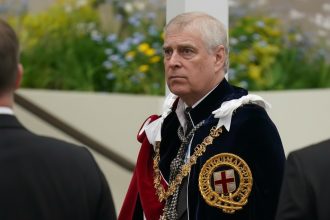 edited fratele regelui charles obligat sa faca lucruri umilitoare fostul print a fost refuzat de mai multi angajati 6985bb27ee054