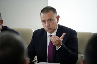 edited mihai fifor atac la adresa premierului in timpul sedintei de guvern reforma lui ilie saracie s a transformat intr o povara zilnica bugetul sa includa masurile de solidar 699c4fec6af79