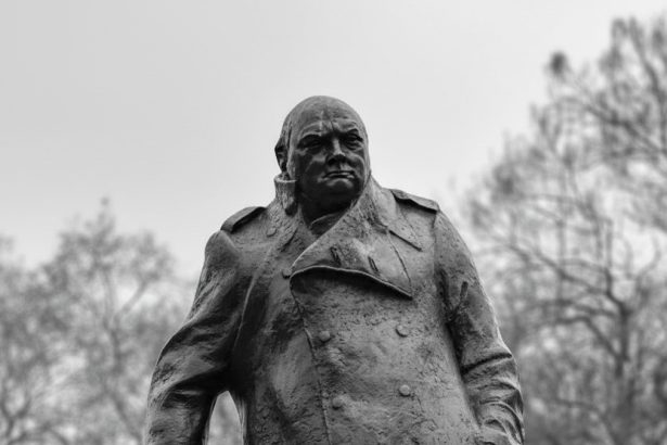 edited statuia lui churchill din londra vopsita cu mesaje pro palestina si impotriva israelului 69a17067973b6