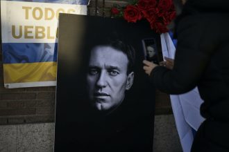 edited zeci de oameni s au adunat la mormantul lui navalnii din moscova mama cere justitie pentru fiul otravit 6992e69b6721a