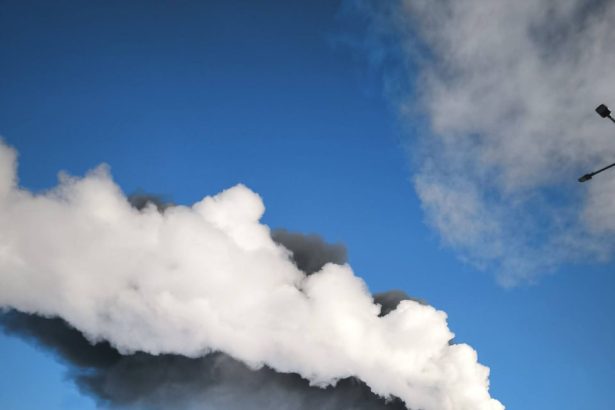 explozii la o rafinarie lukoil din nordul rusiei la peste 2 000 km de ucraina 698d9fe038456