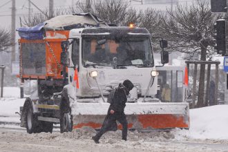 firmele de salubrizare somate sa deszapezeasca totuarele si trecerile de pietoni din trei sectoare ale capitalei 699acf7f3b9c5