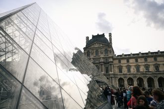 fosta directoare a muzeului luvru primeste o noua insarcinare de la palatul elysee 699ee8df03385