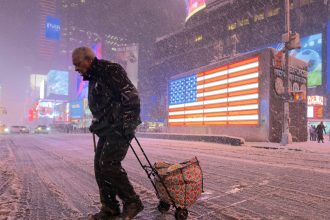 furtuna de zapada paralizeaza sua peste 5 700 de zboruri anulate si pene masive de curent 699d1f04e56cf