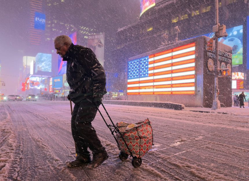 furtuna de zapada paralizeaza sua peste 5 700 de zboruri anulate si pene masive de curent 699d1f04e56cf