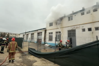 hala industriala in flacari in ploiesti 17 oameni au iesit din cladire video 699449c0040a7