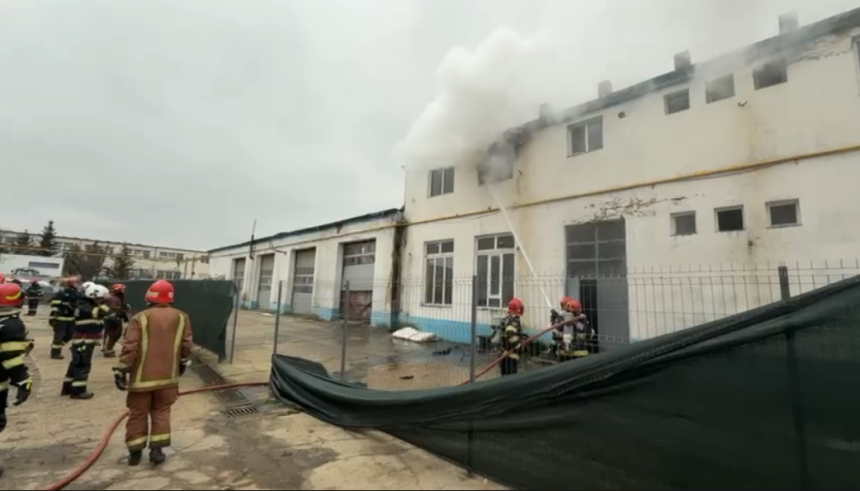hala industriala in flacari in ploiesti 17 oameni au iesit din cladire video 699449c0040a7
