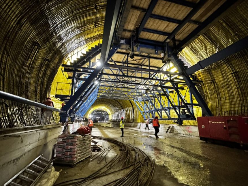 iarna grea nu a oprit lucrarile de pe a1 sute de muncitori si utilaje lucreaza la tunelurile din sectorul margina holdea 69a008b1c39c4