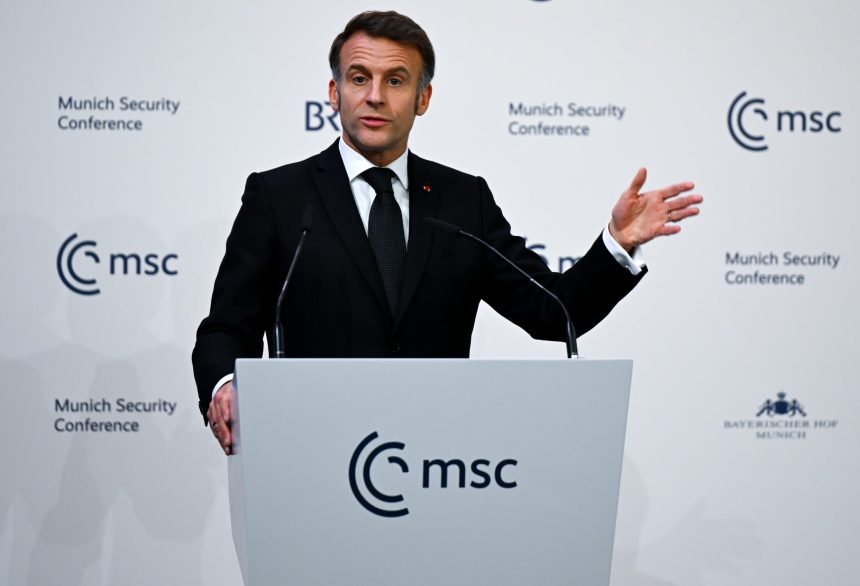 macron afirma ca europa trebuie sa si reproiecteze securitatea in mod independent vom trai cu rusia in acelasi loc nu vreau ca aceasta negociere sa fie organizata de altcineva 698fa5d2ad769