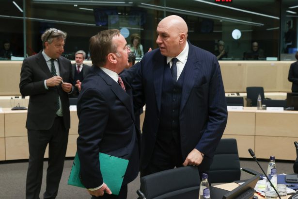 ministrul apararii dintr o tara europeana a ramas blocat in dubai impreuna cu familia 69a3340b2197b