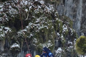 misiune de salvare in muntii apuseni doi turisti francezi au ramas blocati pe o stanca 69a33000f0c57