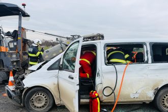 opt raniti intr un accident in care au fost implicate un microbuz un utilaj de reparatii si un autoturism 698b0cb4dcfa4