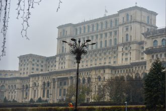 palatul parlamentului iluminat in verde albastru si magenta pentru a marca ziua internationala a bolilor rare 699ed7fda6d25