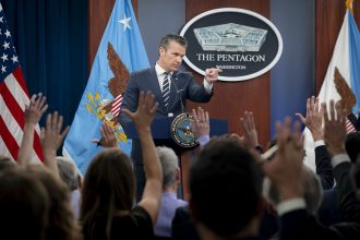 pentagonul ii da un ultimatum companiei anthropic pentru a ridica restrictiile asupra ai ului sau 699ea3ba69634