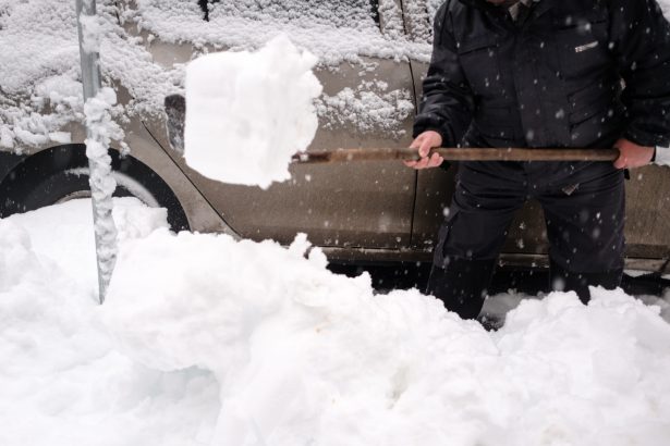 peste 100 de persoane blocate in masini pe drumurile din toata tara aproape 4 000 de oameni au ramas fara curent in 3 judete 69997ce67e52f