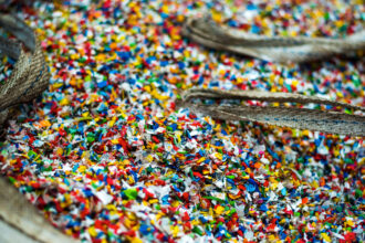 plastic sustenabil sau greenwashing industrial investigatie the guardian despre ambalajele din supermarketurile europene 69804633e46a1