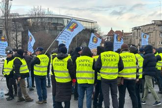 politistii protesteaza in piata victoriei nu sunt de acord cu majorarea varstei de pensionare 699dc9292347e
