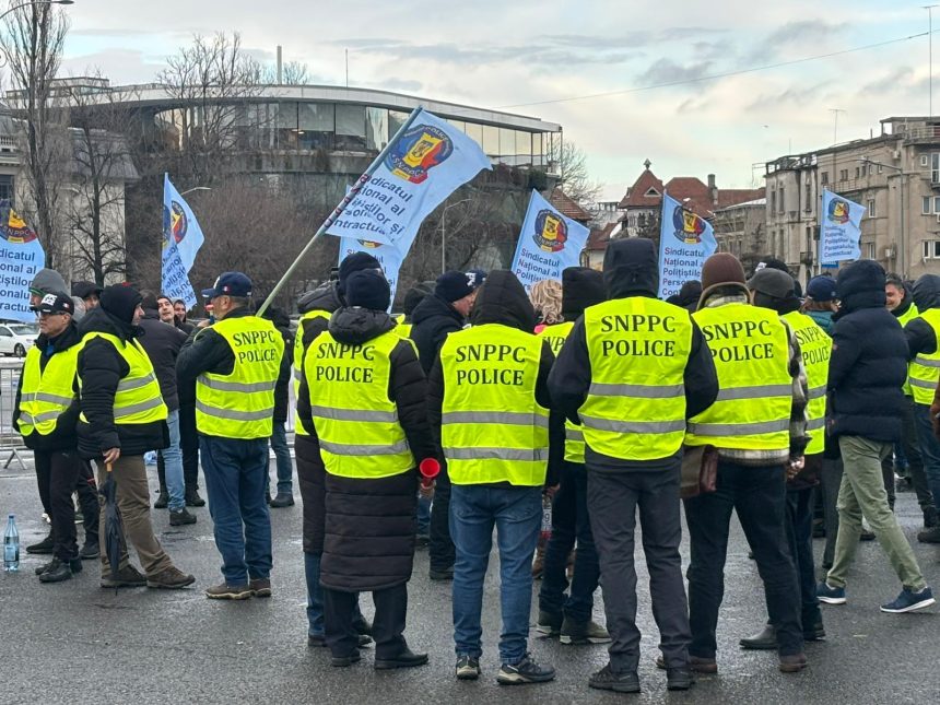 politistii protesteaza in piata victoriei nu sunt de acord cu majorarea varstei de pensionare 699dc9292347e