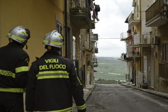pompierii din sicilia au salvat 400 de carti rare dintr o biblioteca dupa o alunecare de teren 69a17209af649