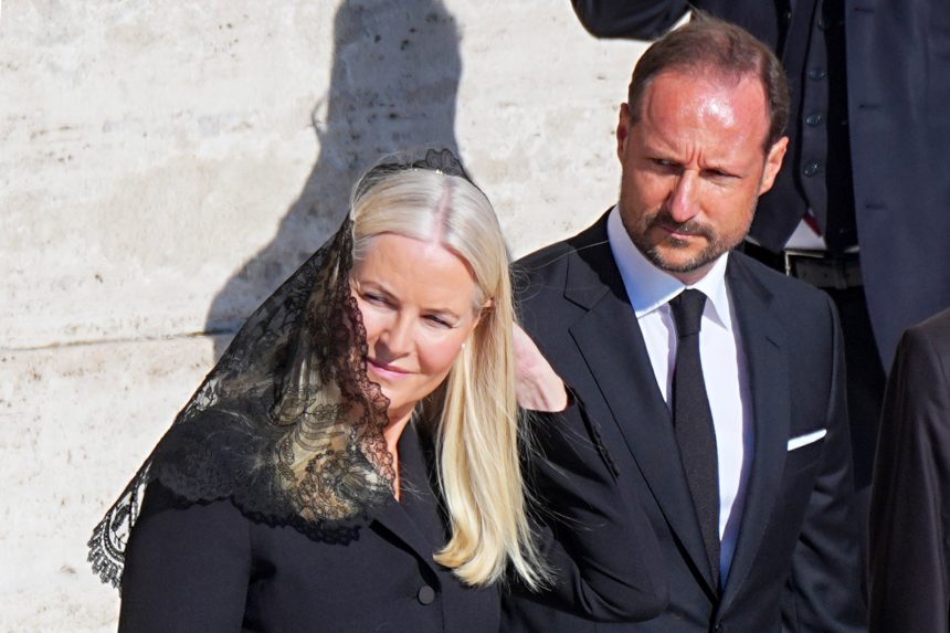 printesa mostenitoare a norvegiei isi cere scuze fata de membrii familiei regale pentru contactele sale cu epstein 69860a1b37e93