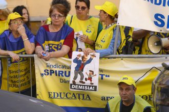 protest al sindicatelor din educatie la palatul cotroceni sub sloganul scoala saraca tara needucata anosr se alatura 699ed45b16f0c