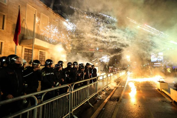proteste violente in capitala albaniei manifestantii cer demisia unui oficial al guvernului aflat in centrul unui scandal de coruptie 698b966313979
