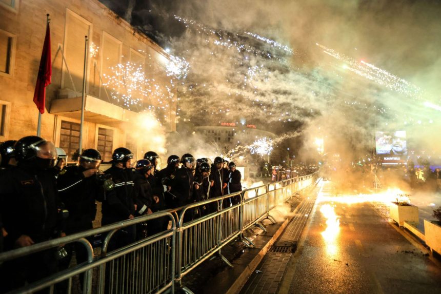 proteste violente in capitala albaniei manifestantii cer demisia unui oficial al guvernului aflat in centrul unui scandal de coruptie 698b966313979