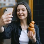 relatiile emotionale cu chatbotii ai devin un risc major avertizeaza expertii internationali 6981bc1a0a260