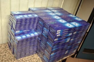 romani prinsi cu aproape 9 000 de pachete de tigari nedeclarate pe aeroportul otopeni 697f1a2e60564