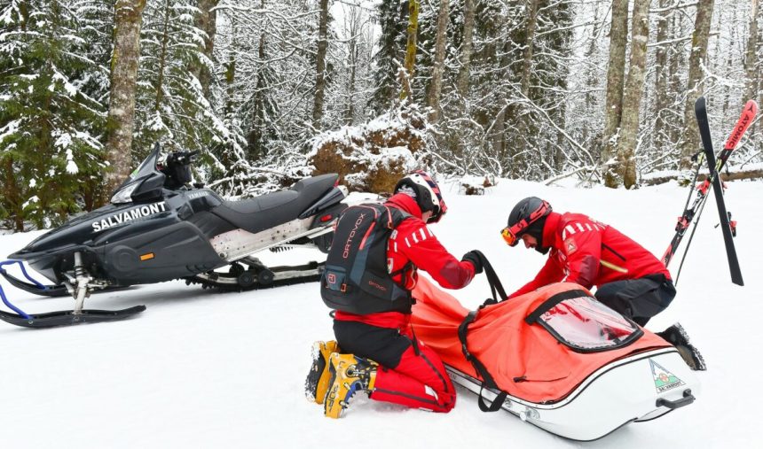 salvamont brasov 21 de cetateni blocati pe munte au primit ajutor 6998b915b7522