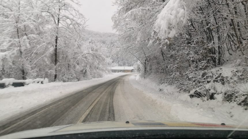 situatia traficului duminica dimineata polei si ninsori pe unele drumuri 699a928372613