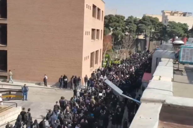 studentii iranieni protesteaza fata de regimul de la teheran in timp ce sua au intensificat prezenta militara in orientul mijlociu 699ae7b96315b