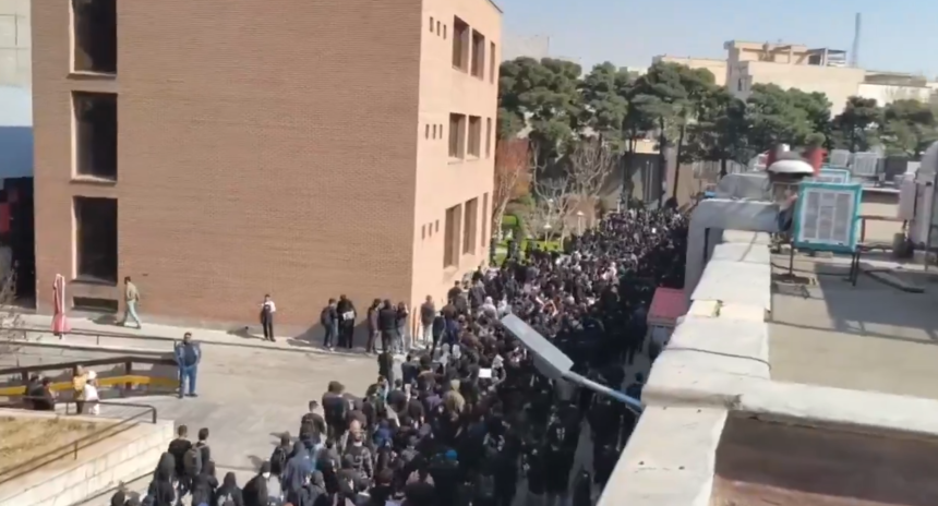 studentii iranieni protesteaza fata de regimul de la teheran in timp ce sua au intensificat prezenta militara in orientul mijlociu 699ae7b96315b