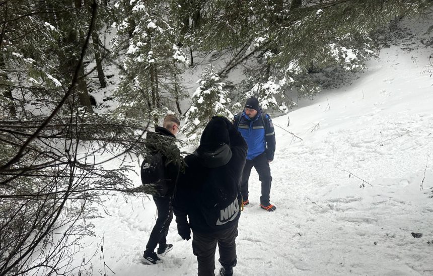 tineri incaltati cu adidasi pe munte in plina iarna intorsi din drum de jandarmii montani 698898aa92992