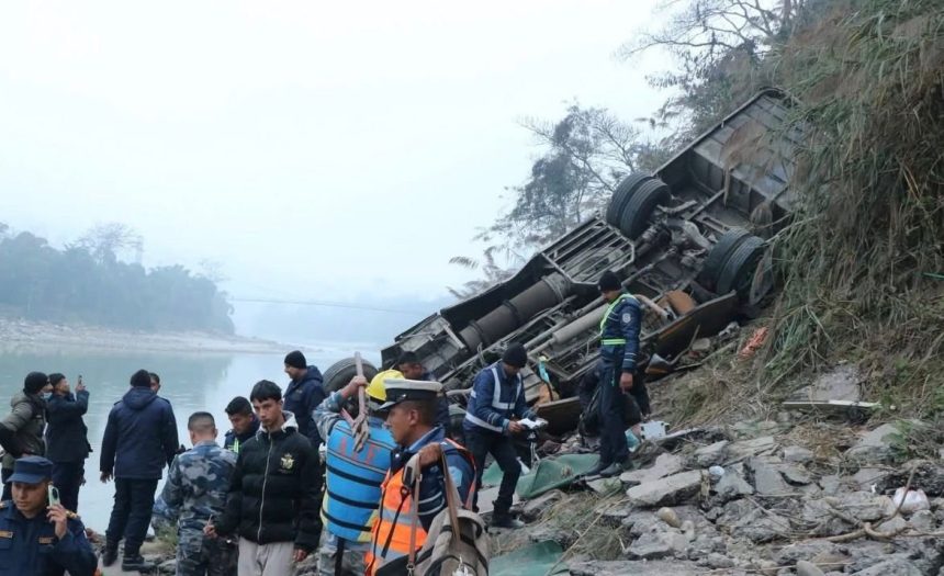 tragedie pe soselele din nepal un autobuz s a prabusit intr o rapa 19 persoane si au pierdut viata 699c125e932c4