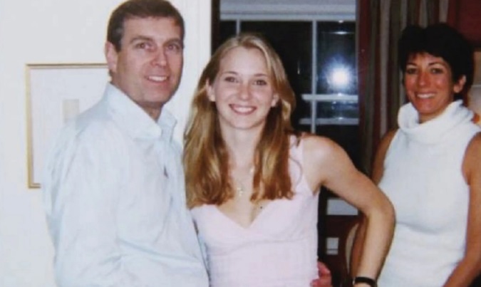 transpira acum fotografia lui andrew mountbatten windsor de pe bancheta din spate a masinii de politie expusa la louvre 699c2b42c9ff0