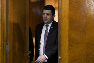 trendul din ministerul apararii pe care radu miruta il face praf sa treci terenurile ministerului din domeniul public in privat e ceva ce nu voi tolera sa se opreasca acum 6984a550b9353