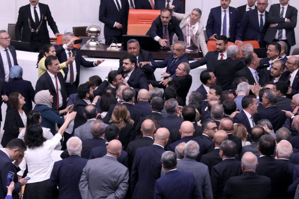 turcia bataie in parlament dupa numirea noului ministru al justitiei 698d67aad65c5