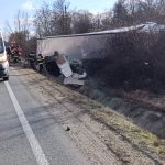 update accident cumplit intre un camion si un microbuz de marfa pe dn 6 in caras severin trei morti intre care 2 copii 6988a8952bece